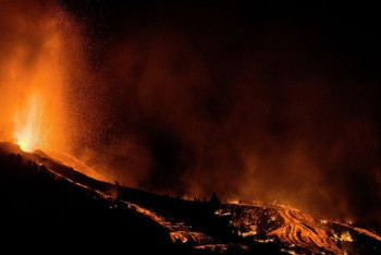 Фотография к новости: Вулкан на Канарских островах приостановил извержение