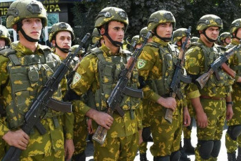 Фотография к новости: Эмомали Рахмон принял военный парад на границе с Афганистаном