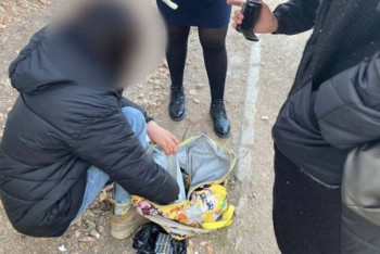 Фотография к новости: Казахстанскую школьницу задержали при закладке в тайник "синтетики"