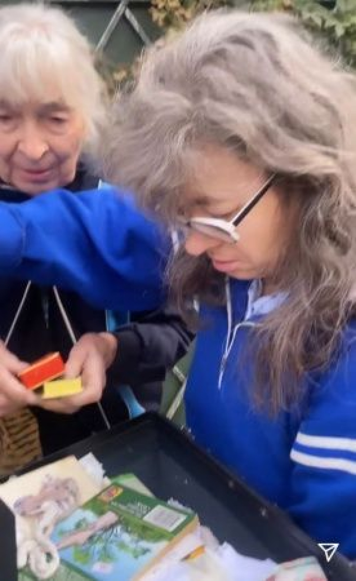 Чемодан с деньгами и золотом вернул хозяевам алматинец
