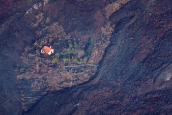 Фотография к новости: На Канарах лава уничтожила уцелевший "чудо-дом"