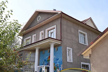 Фотография к новости: Президент Кыргызстана подарил свой дом нуждающимся