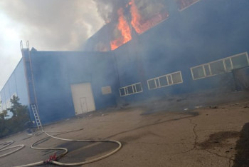 Фотография к новости: Мебельный салон горит в торговом центре Нур-Султана