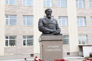 Фотография к новости: Бронзовый бюст Ибрая Алтынсарина установлен в Нур-Султане