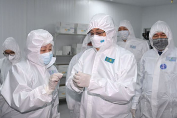 Фотография к новости: Токаев ознакомился с производством вакцины QazVac