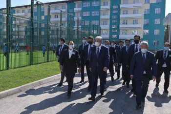 Фотография к новости: Токаев осмотрел новые дома для сотрудников НИИ в Жамбылской области