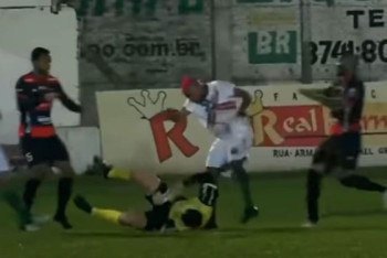 Фотография к новости: В Бразилии футболист жестко избил судью во время матча