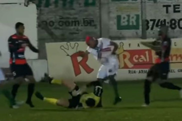 Фотография к новости: В Бразилии футболист жестко избил судью во время матча