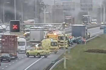 Фотография к новости: В Нидерландах пробки и аварии из-за непогоды