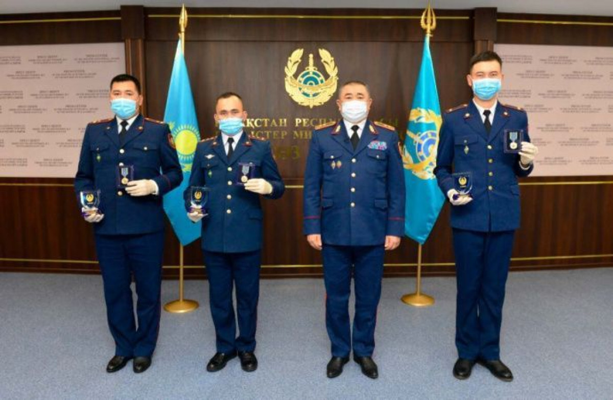 Тургумбаев наградил полицейских за спасение беременной девушки