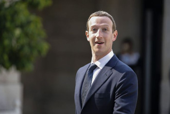 Фотография к новости: Журнал Time поместил на обложку Цукерберга и предложил удалить Facebook