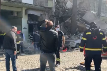 Фотография к новости: Обрушился подъезд пятиэтажного жилого дома в Батуми. Людей извлекают из-под обломков