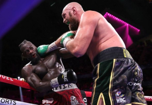 Фотография к новости: Фьюри в жесточайшем поединке нокаутировал Уайлдера