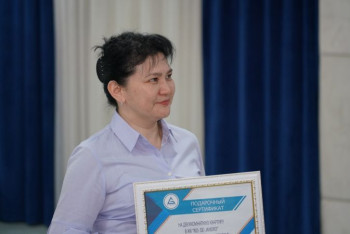 Фотография к новости: Победительнице розыгрыша двухкомнатной квартиры в столице вручили сертификат на жилье