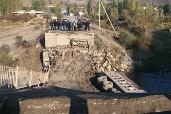 Фотография к новости: В Кыргызстане рухнул мост с грузовиком