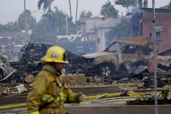 Фотография к новости: Два человека погибли при падении самолета на жилые дома возле школьного кампуса в США