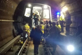 Фотография к новости: Поезд сошел с рельсов в метро в Вашингтоне