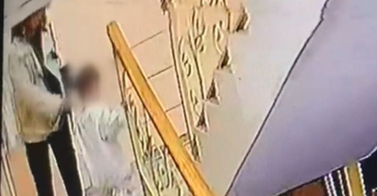 Астанчанка отобрала телефон у двухлетнего ребенка и попала на видео