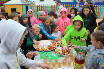 Детскую площадку на месте свалки построили жители станции в Акмолинской области