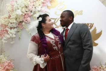 Фотография к новости: "Люди такие гадости пишут" - вышедшая замуж за африканца жительница Атырау