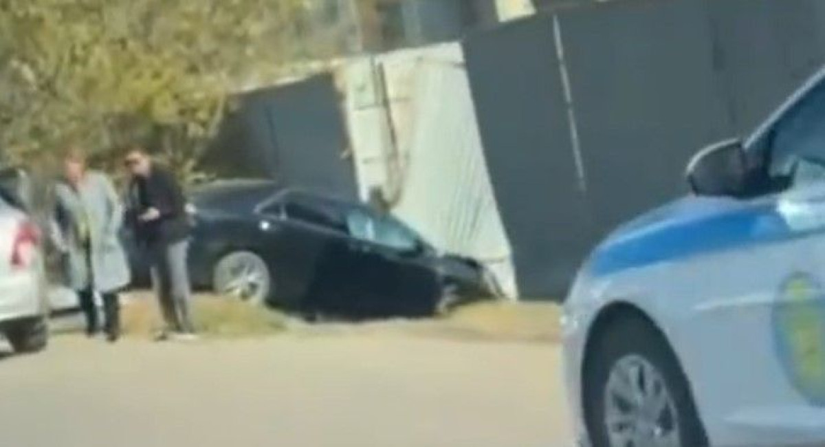 Легковушка протаранила металлическое ограждение на проспекте в Нур-Султане