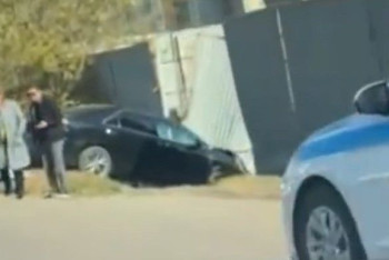 Фотография к новости: Легковушка протаранила металлическое ограждение на проспекте в Нур-Султане