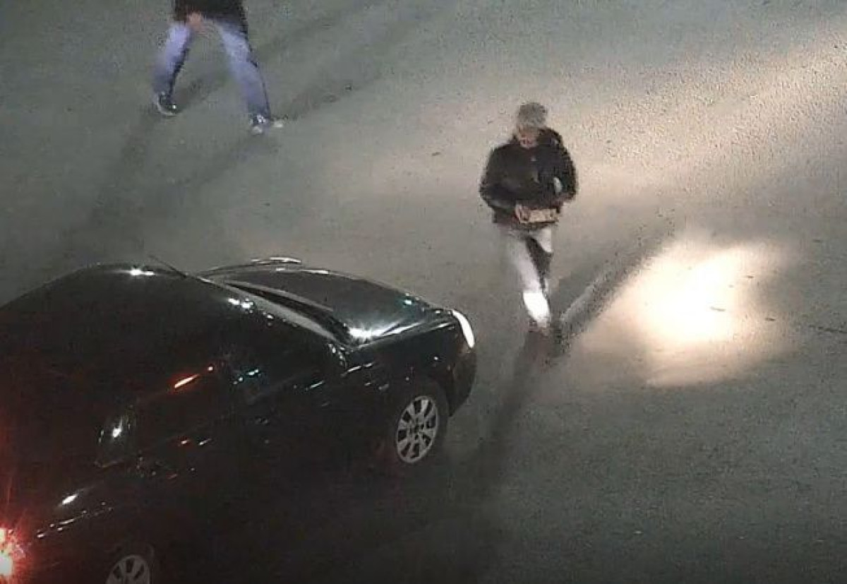 Девушка с кирпичом крушила остановку и автомобили в Нур-Султане