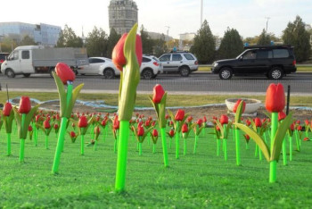 Фотография к новости: Блогер высмеял пластиковые тюльпаны за 15 миллионов тенге в центре Актау