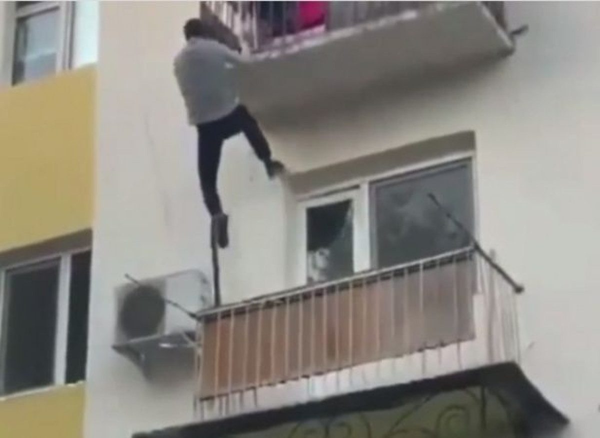 Прохожий забрался на балкон и спас малыша в Таразе