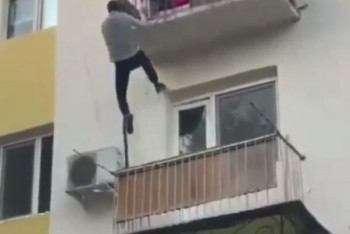 Фотография к новости: Прохожий забрался на балкон и спас малыша в Таразе