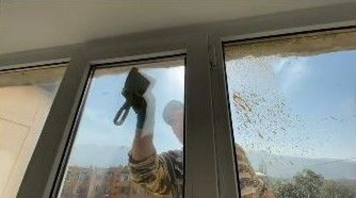 Окна закрасили вместе с фасадом в многоэтажке Талгара