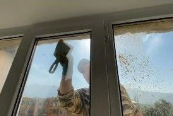 Фотография к новости: Окна закрасили вместе с фасадом в многоэтажке Талгара