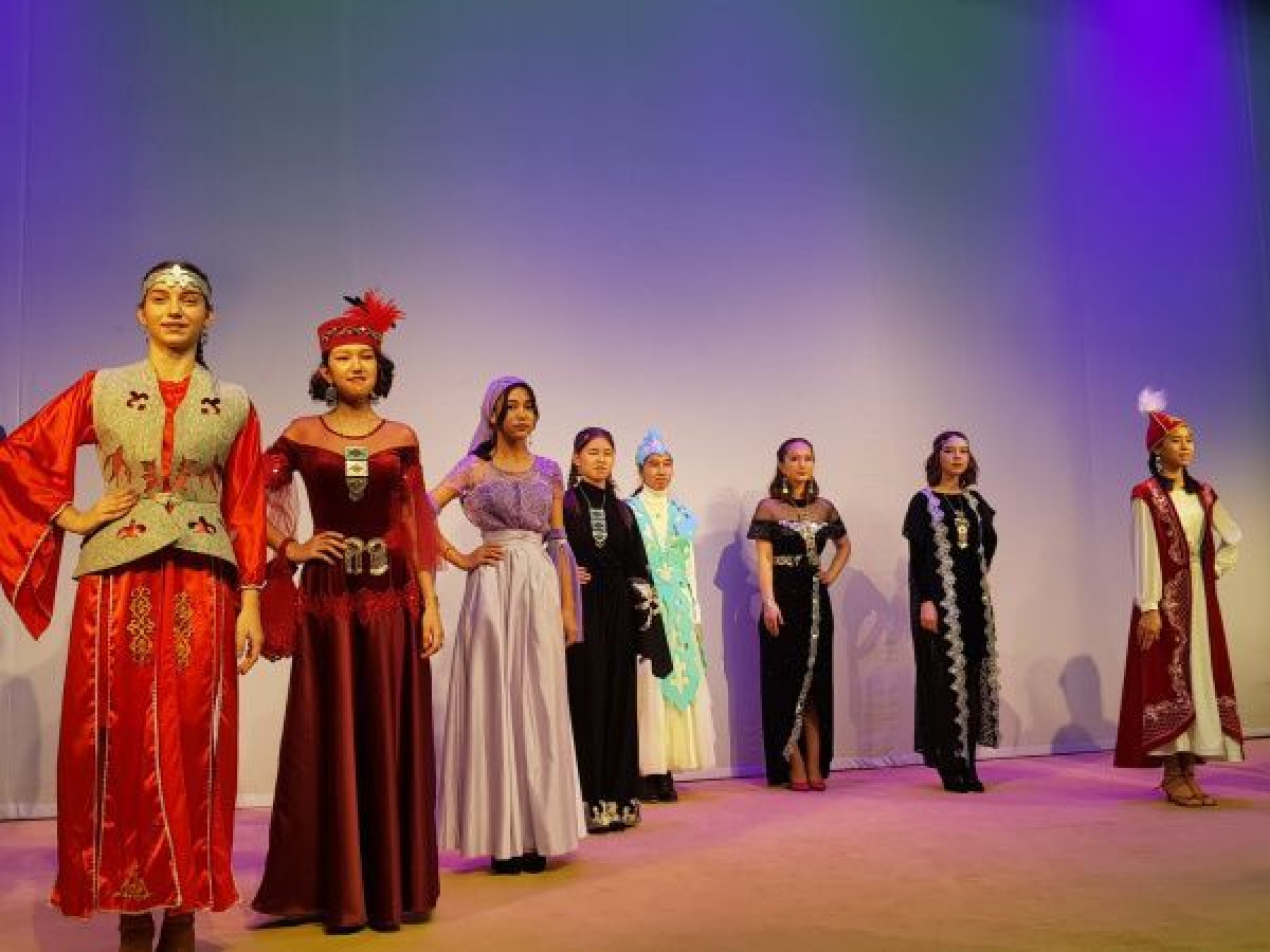 Классика, оверсайз, вечерний наряд: дефиле в национальных костюмах провели школьницы в Кокшетау