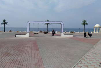 Фотография к новости: Почти в пять миллионов тенге обошлись новые качели на набережной Актау