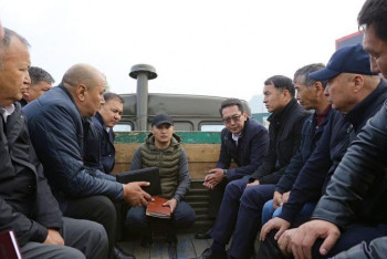 Фотография к новости: Совещание в кузове грузовика провел мэр Оша в Кыргызстане