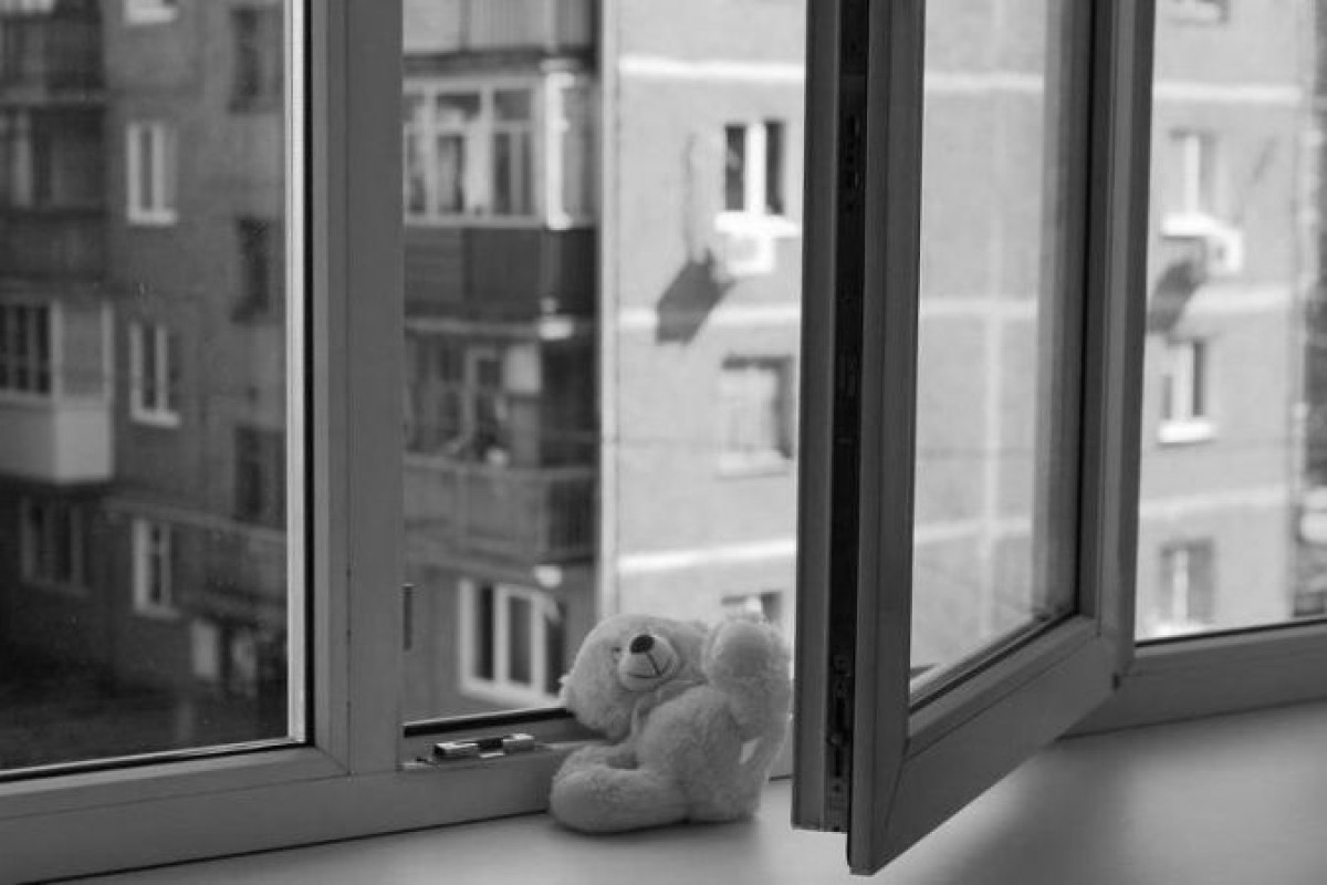 Ребенок выпал из окна и погиб в Атырау