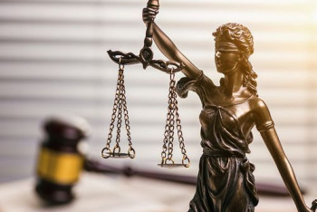 Фотография к новости: К адмответственности привлекли замакима Семея, отправившего педагогов подметать улицы