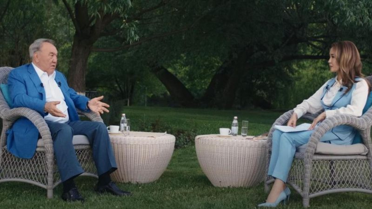 "Повез ковер с его портретом" - Назарбаев о подарке Клинтону