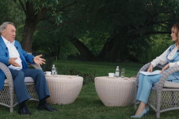 Фотография к новости: "Повез ковер с его портретом" - Назарбаев о подарке Клинтону