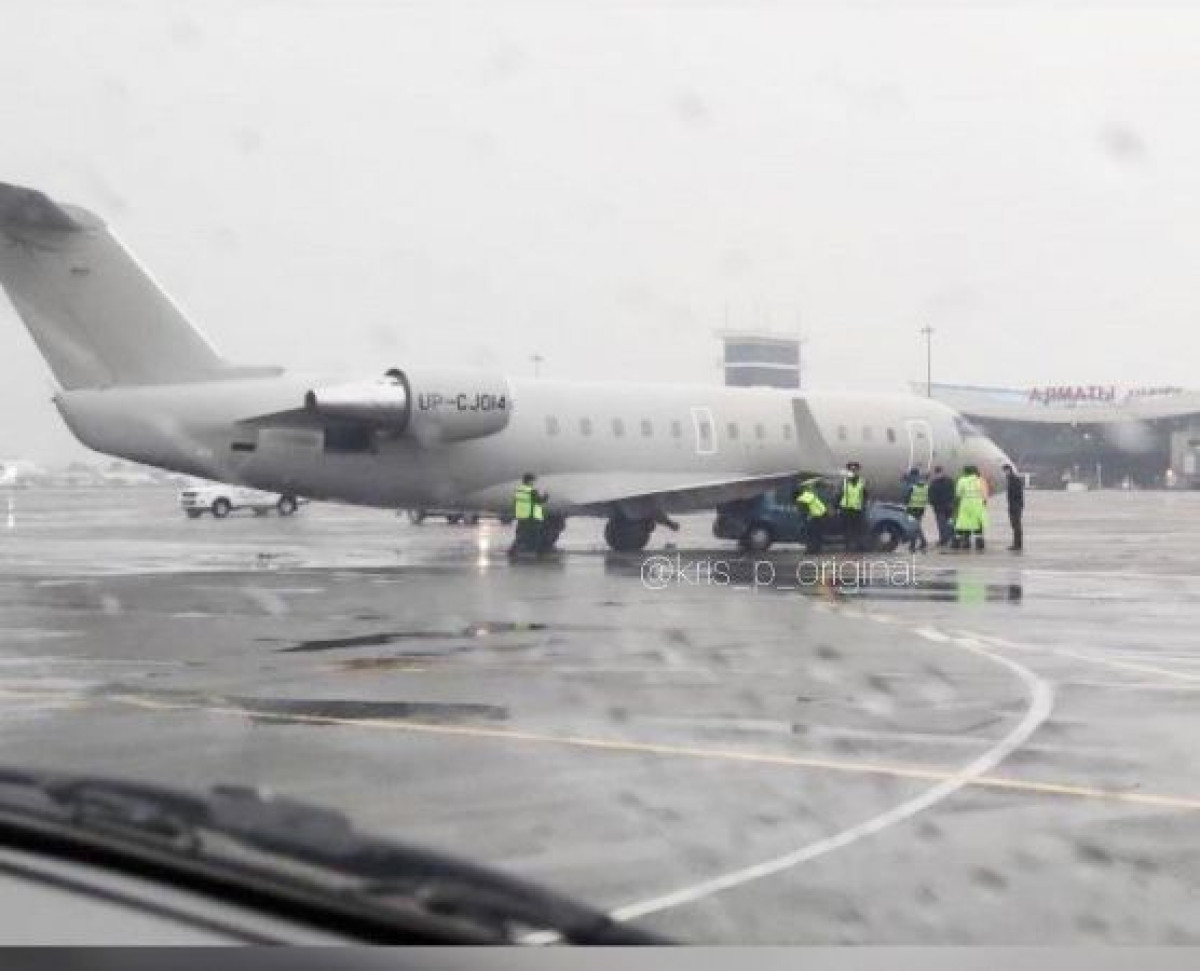 Самолет и автомобиль столкнулись в аэропорту Алматы