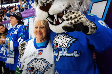 Фотография к новости: "Спорт - лучшее лечение от болезней". Фильм сняли о самой пожилой болельщице "Барыса"