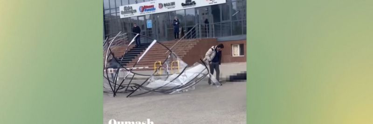 Часть крыши ЖК упала на астанчанку: женщина в реанимации