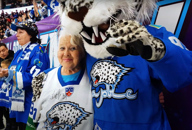 Фотография к новости: "Спорт - лучшее лечение от болезней". Фильм сняли о самой пожилой болельщице "Барыса"