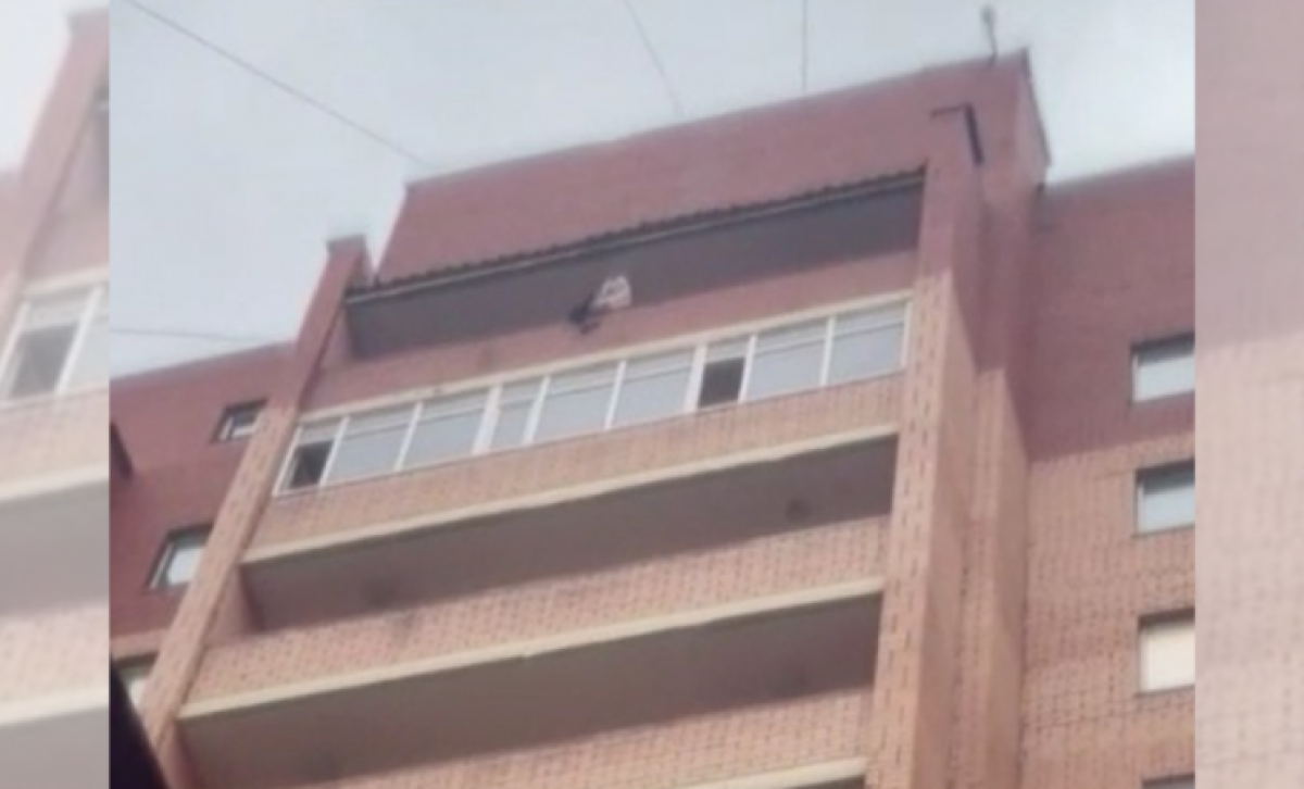 Женщина с ребенком на руках пыталась спрыгнуть с 12-го этажа в Нур-Султане