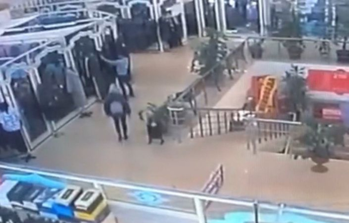 Вор раздел манекен в торговом доме Нур-Султана