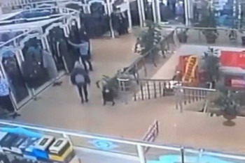 Фотография к новости: Вор раздел манекен в торговом доме Нур-Султана