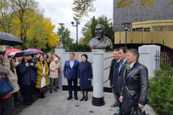 Фотография к новости: Памятник Абаю установили в Берлине