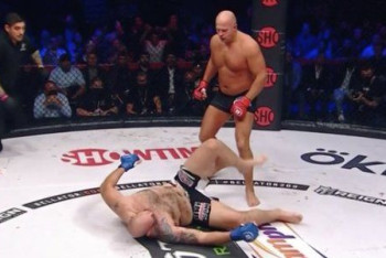 Фотография к новости: Федор Емельяненко в первом раунде нокаутировал Тимоти Джонсона