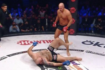 Фотография к новости: Федор Емельяненко в первом раунде нокаутировал Тимоти Джонсона