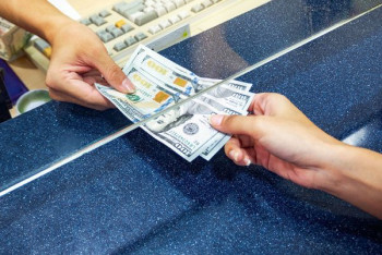 Фотография к новости: Кассир банка подала в суд на клиентку в Актау